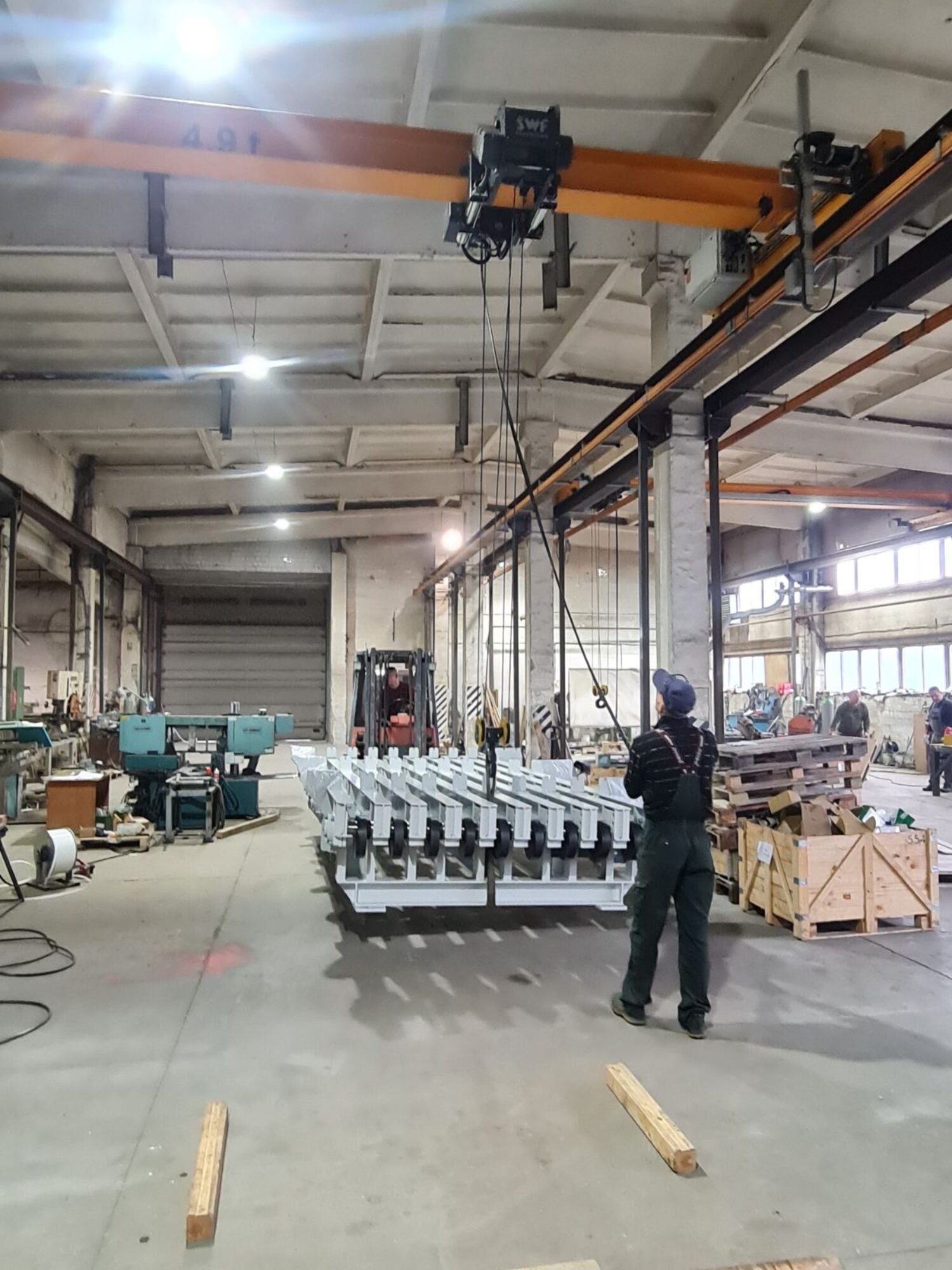 Production hall with crane infrastructure