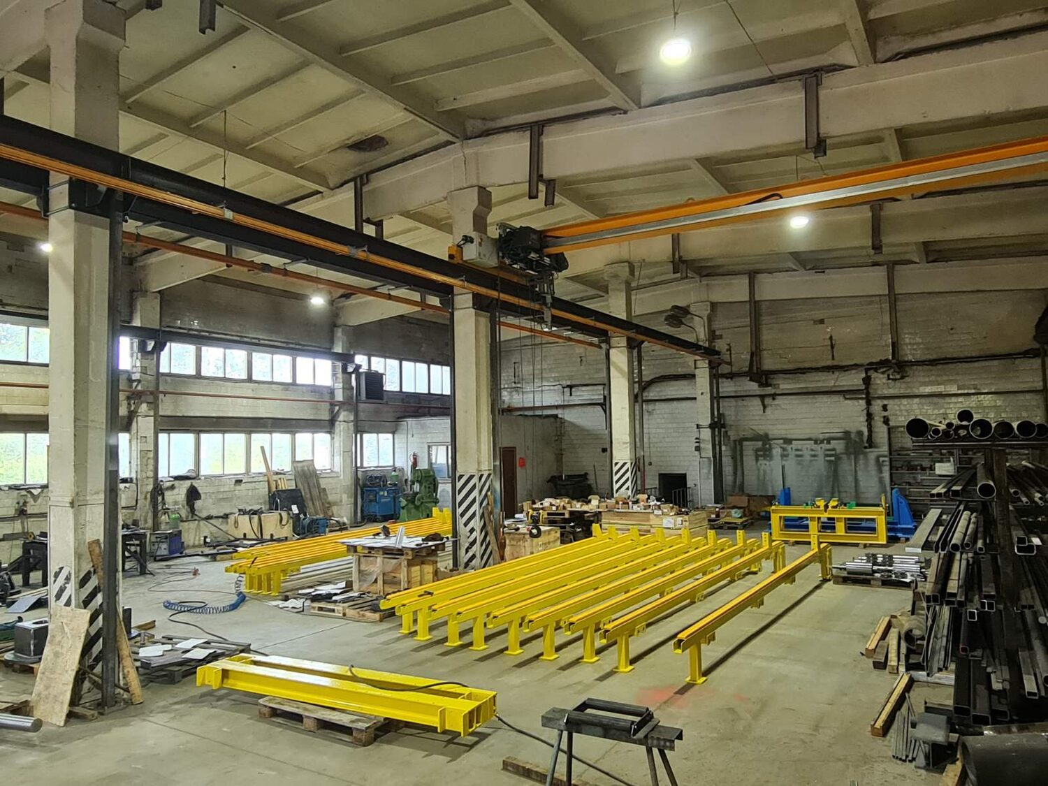 Production hall and structures